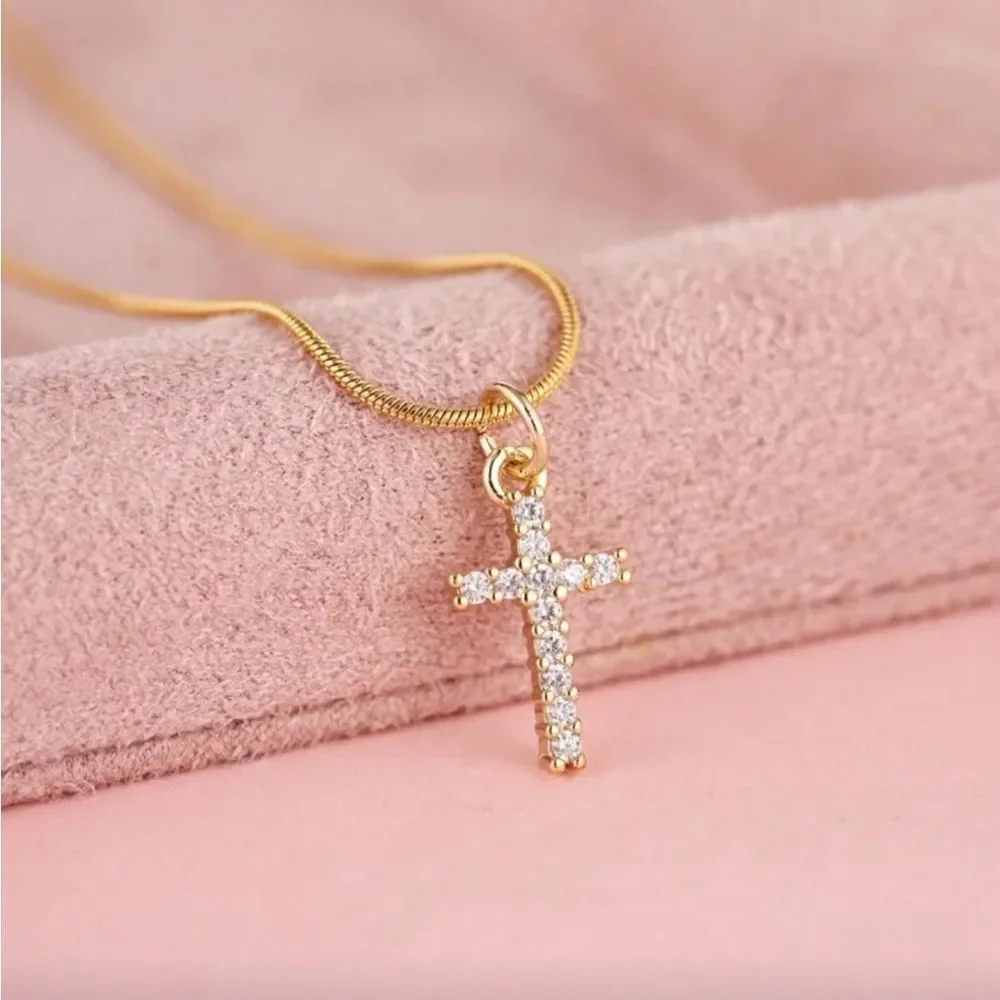 Gold Cross Pendant Necklace Q542